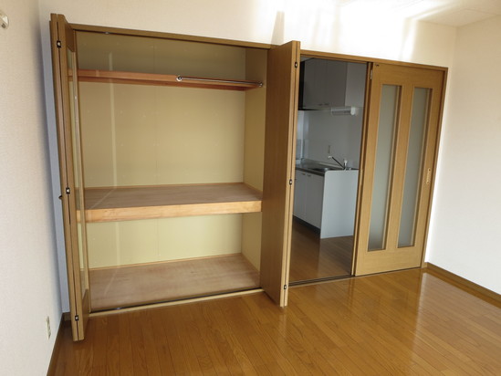洋間 収納側