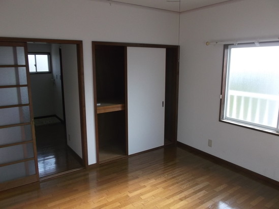 洋間収納側（201）