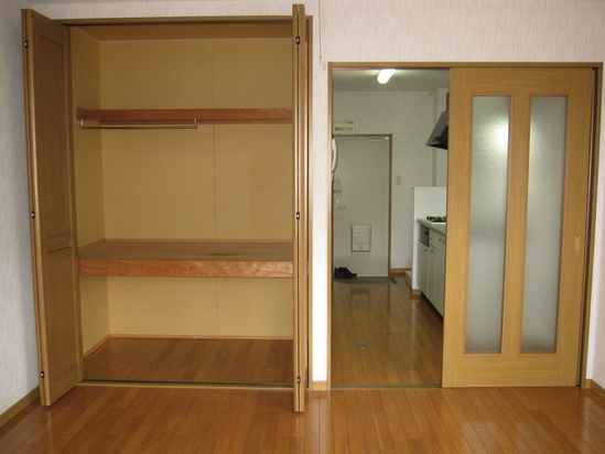 洋間収納側（106）